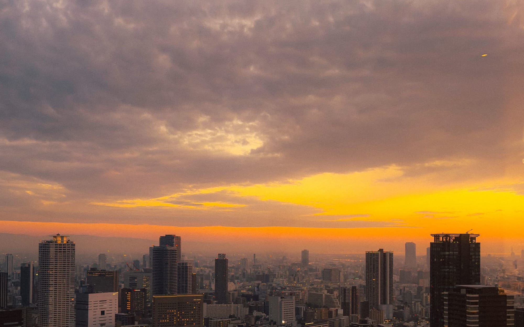 夕暮れの大阪都心のスカイライン