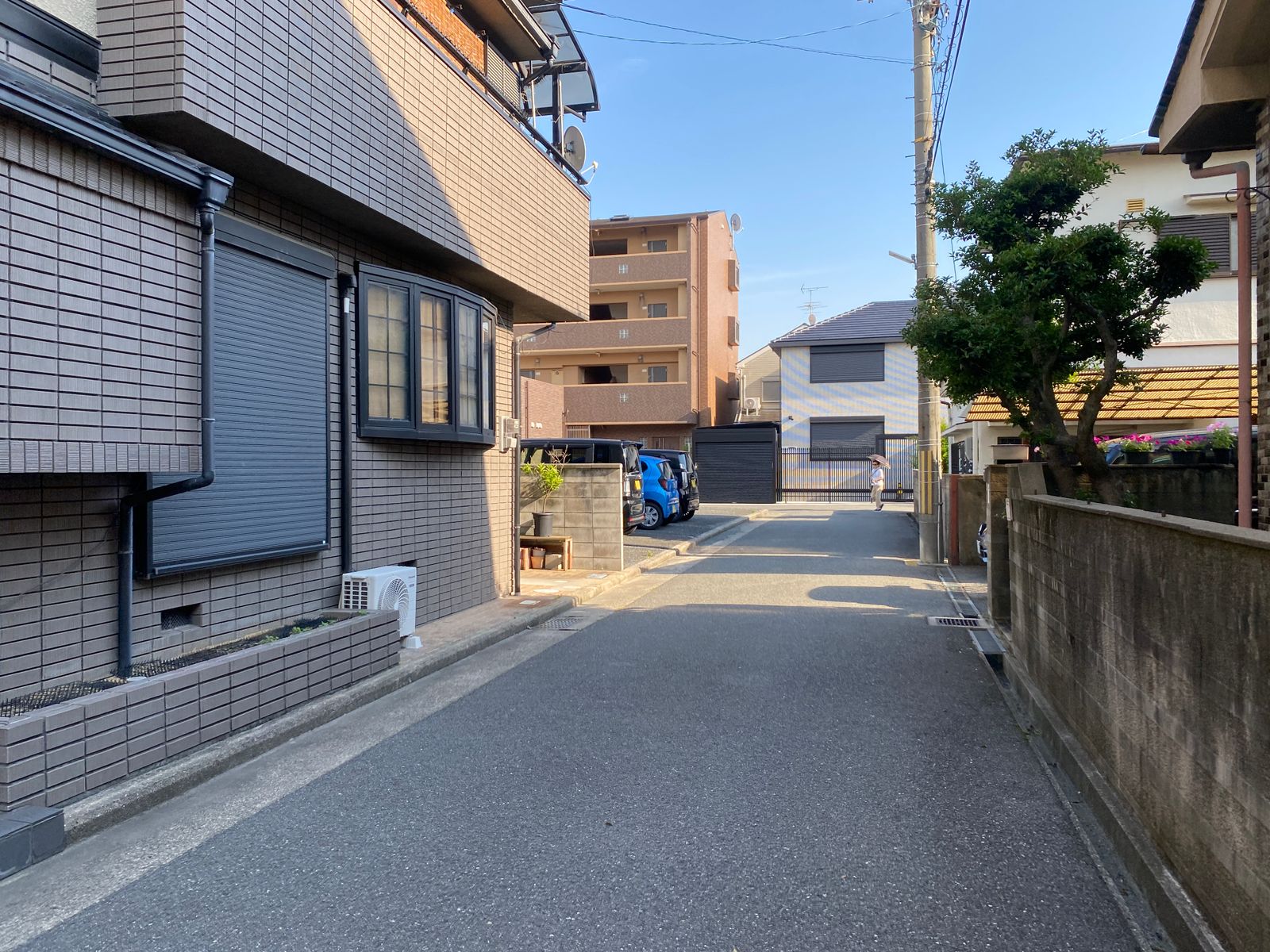 日本の住宅街の路地(仮素材)
