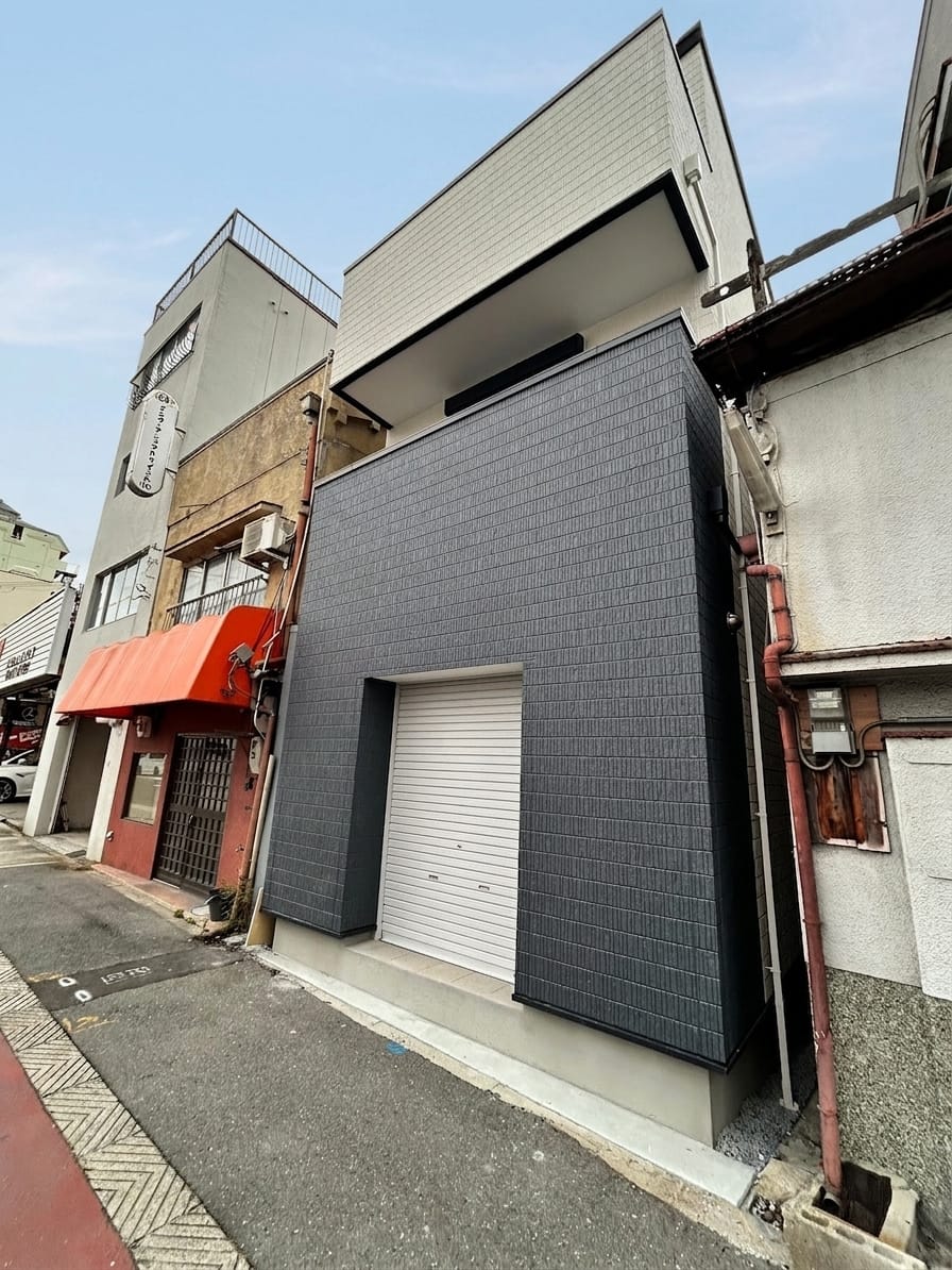 東小橋の一戸建て 外観（ダーク外壁・シャッター付き）