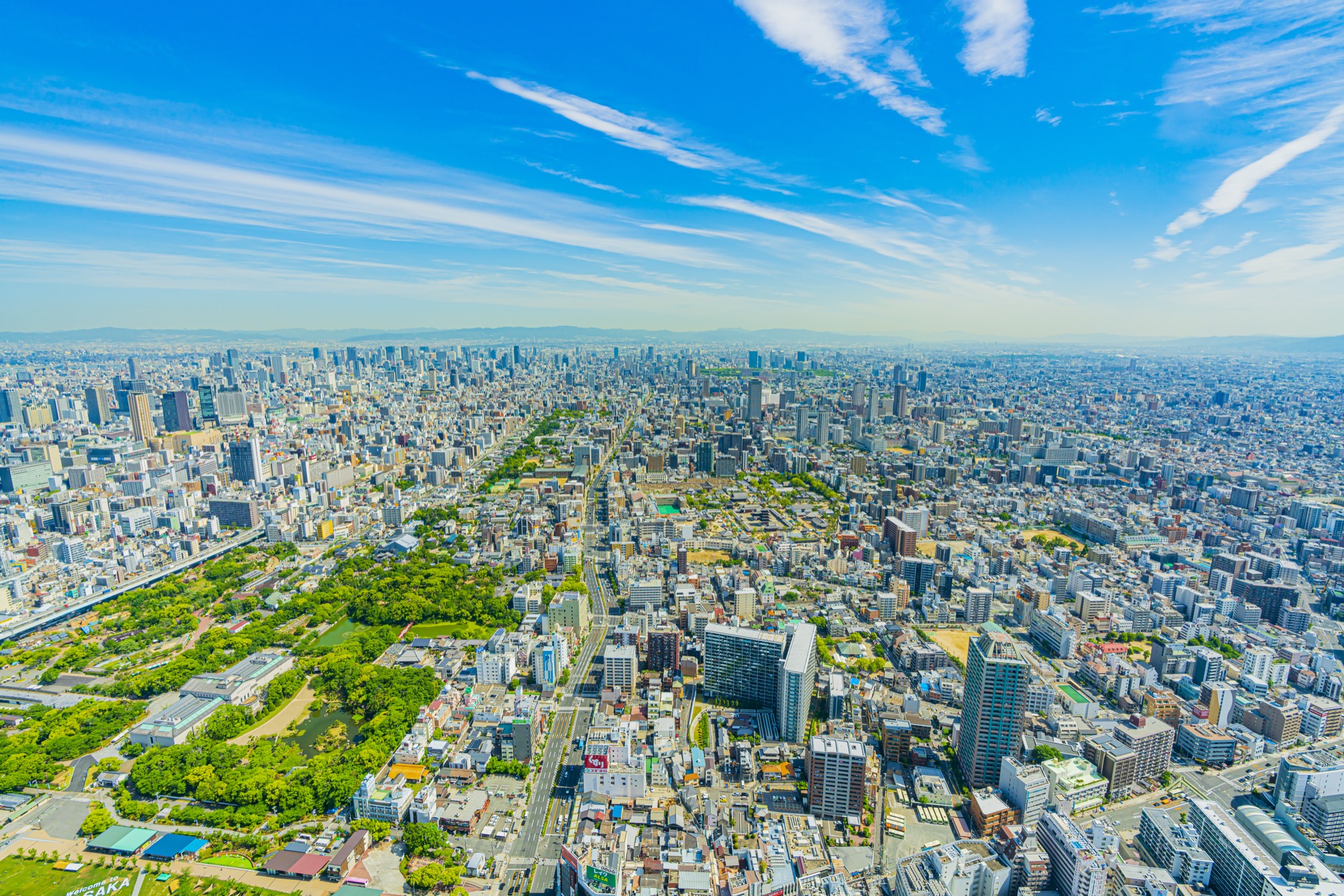 大阪の街並みを上空から
